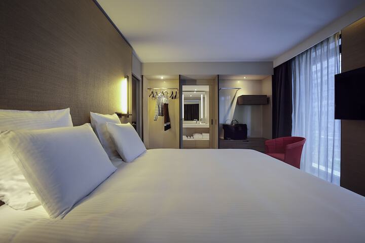 Room 13 of 99