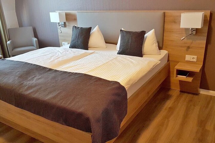 Room 2 of 10