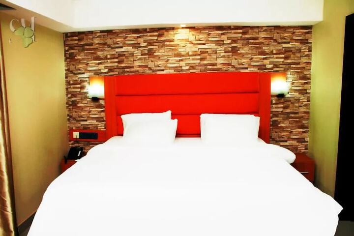 Room 6 of 37