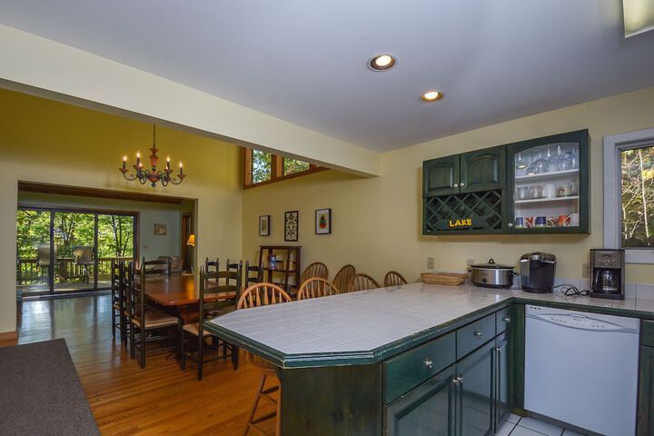Lake Shore Retreat Five Bedroom Holiday Home in Oakland, MD