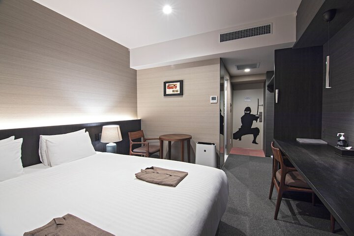 Room 16 of 32
