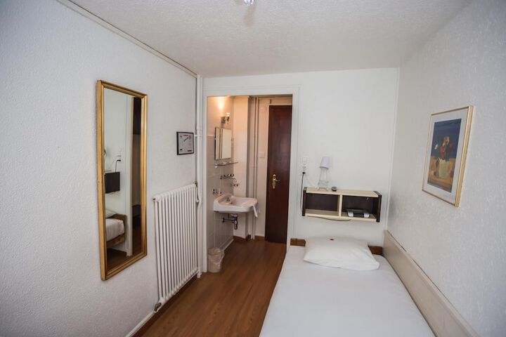 Room 11 of 32