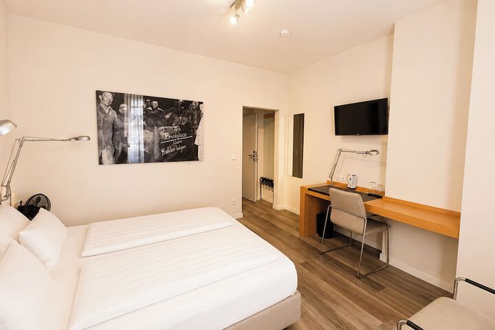 Room 8 of 18