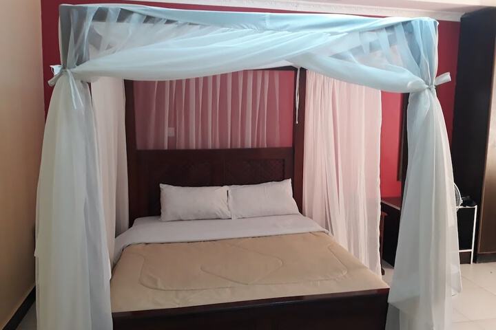 Room 4 of 77