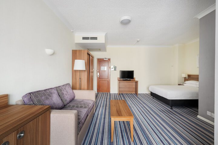 Room 32 of 94