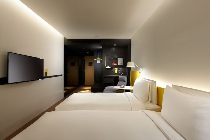 Room 8 of 34