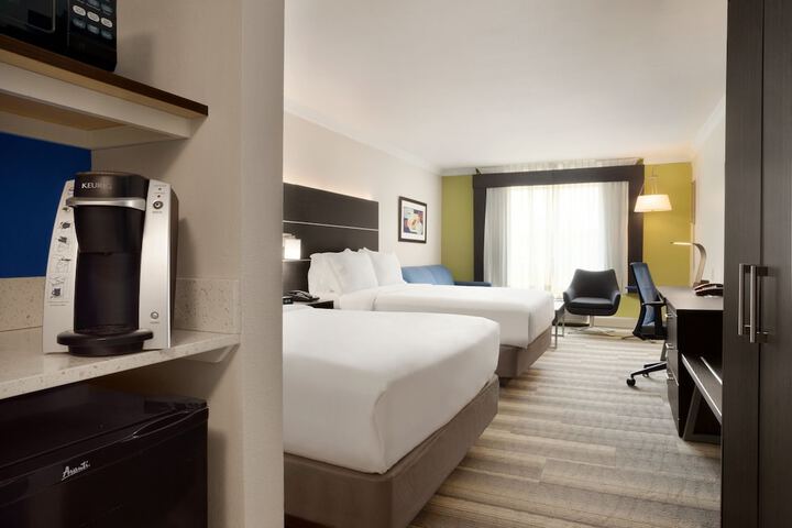 2 Queen Beds (1 of 8)
