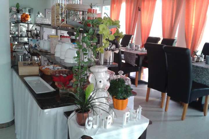Dining 40 of 54