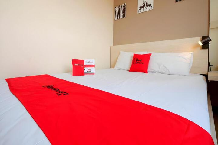 RedDoorz Plus near Sam Poo Kong