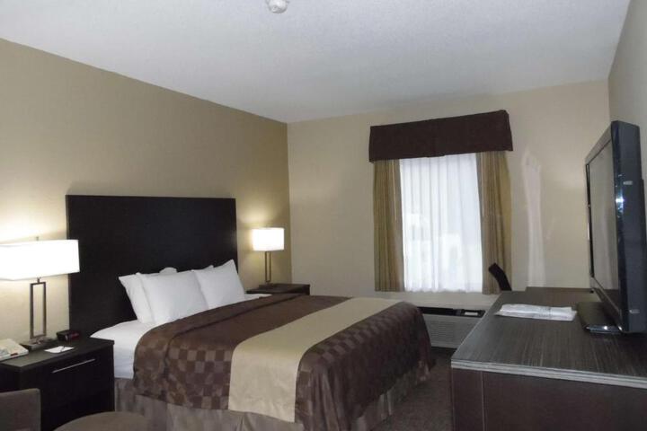 1 King Bed High Speed Internet Accessible Coffee Maker Microwave, Refrigerator, Hairdryer Full Breakfast (6 of 14)