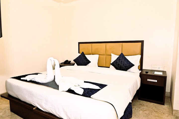 Room 6 of 10
