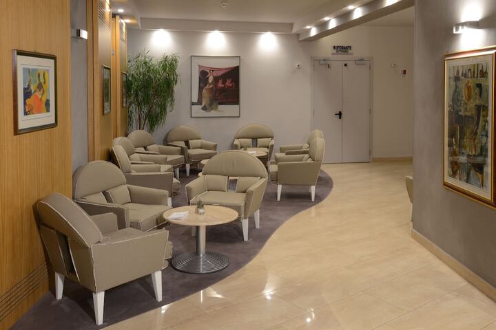 Lounge 48 of 63