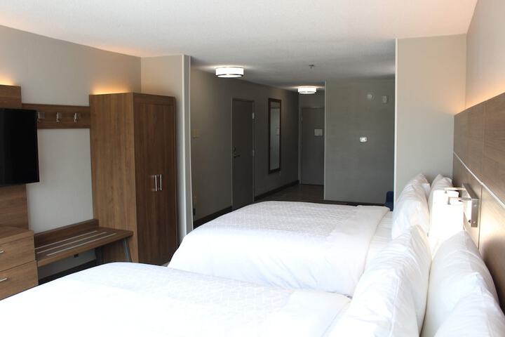 2 Queen Beds (10 of 12)