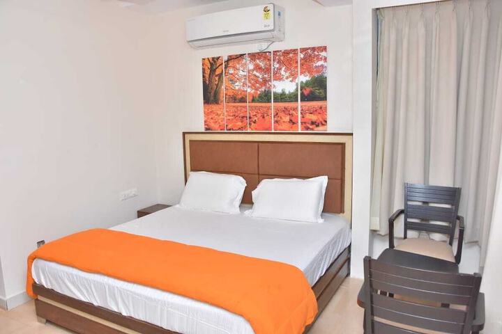 Room 6 of 12