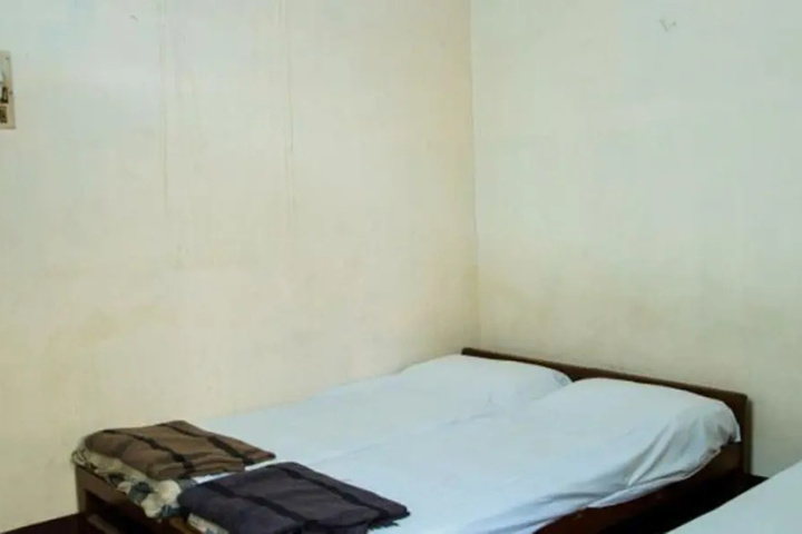 Room 6 of 10