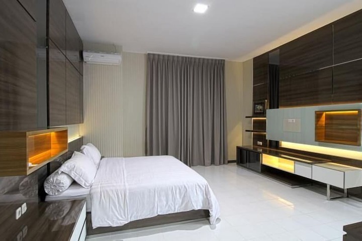 Room 2 of 25