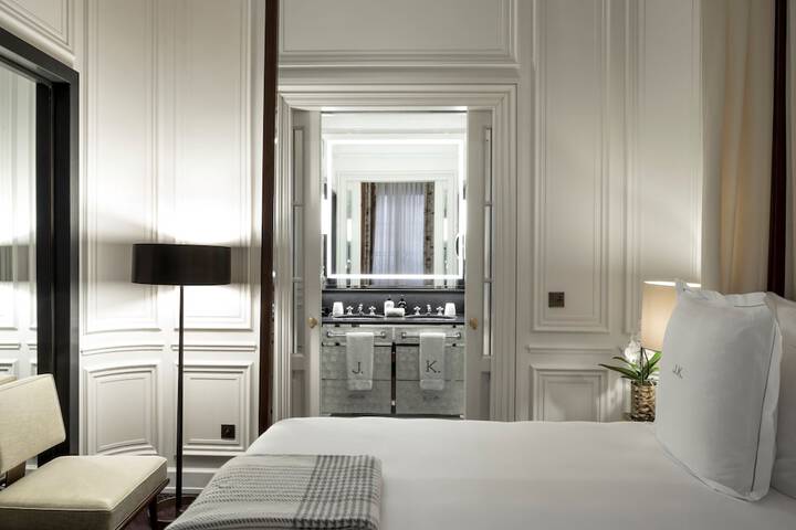 Room 10 of 37