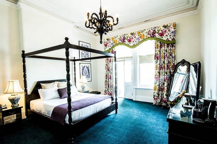 Room 4 of 63