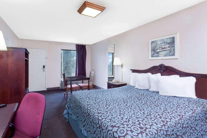 1 King Bed (2 of 5)