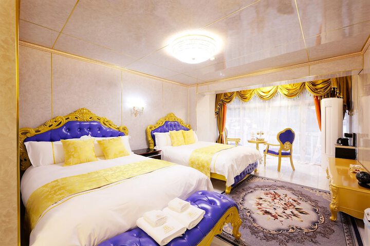 Room 32 of 185