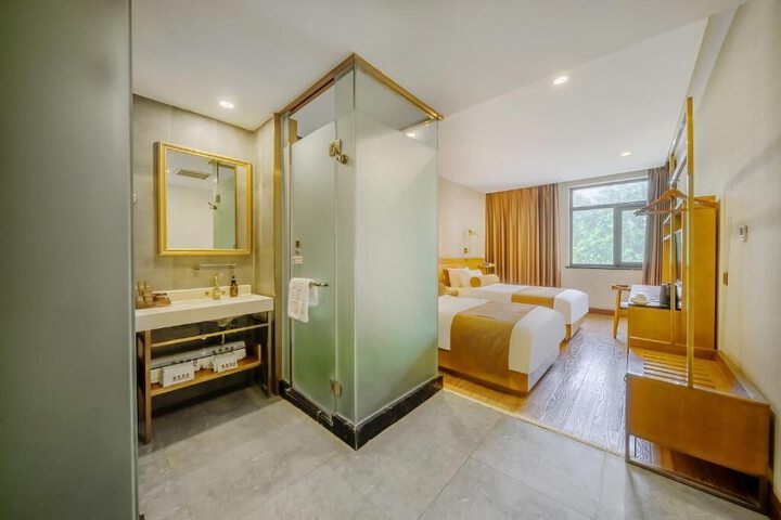 Room 6 of 44