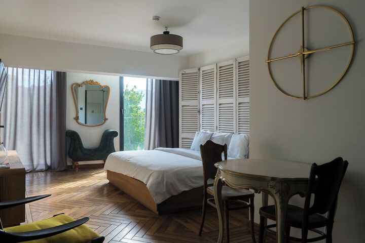 Room 103 of 190