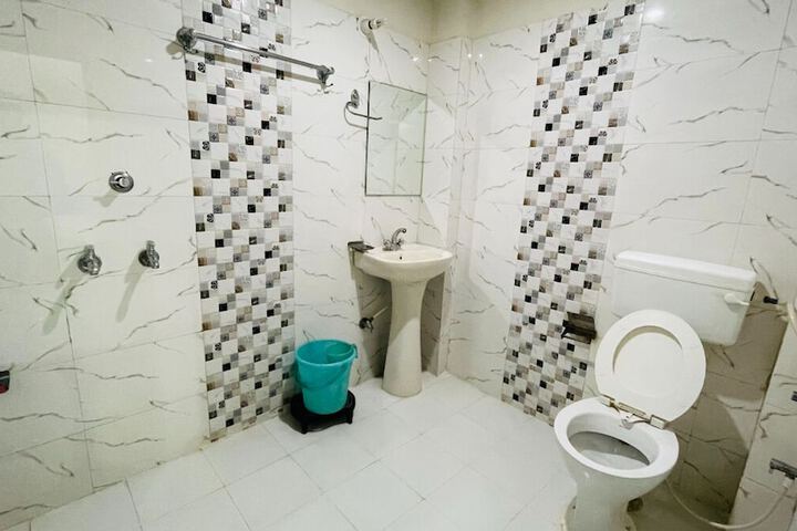 Room 8 of 9