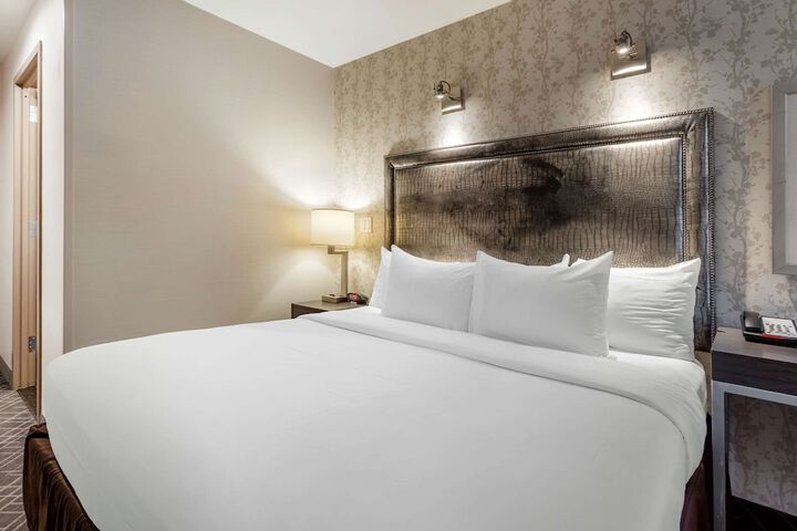 1 King Bed Basement Work Desk Refrigerator WiFi Coffee Tea Maker Continental Breakfast (2 of 6)