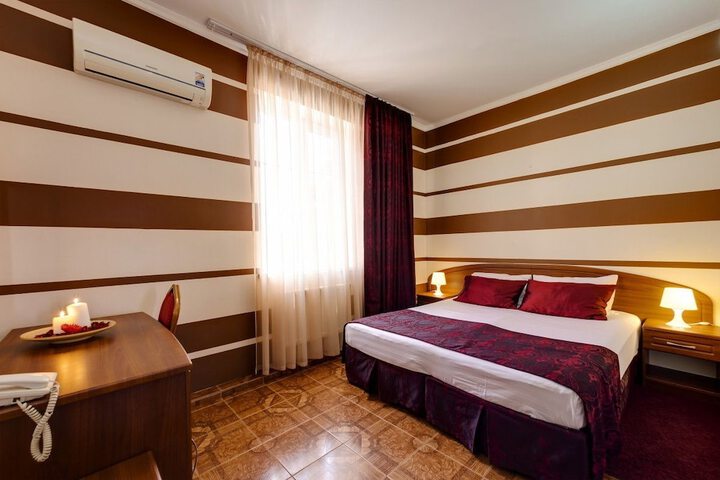 Room 9 of 25