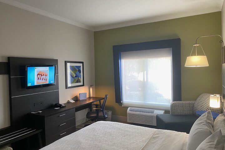 1 King Bed (8 of 16)