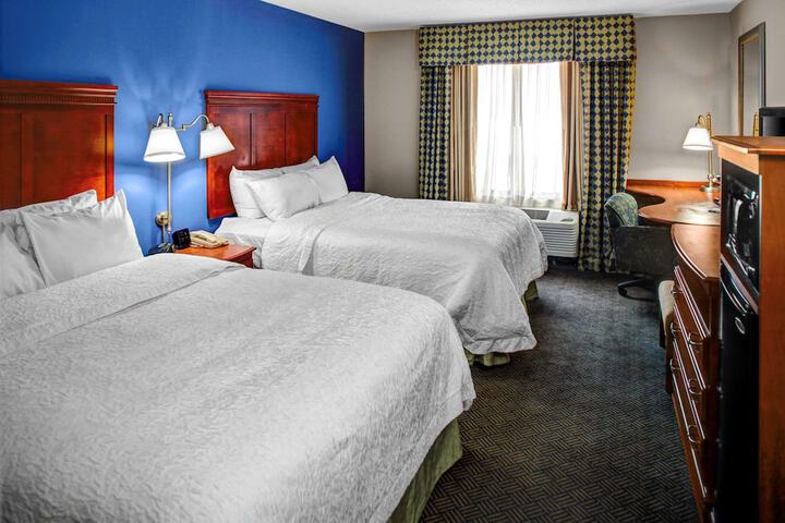2 Queen Beds (2 of 4)