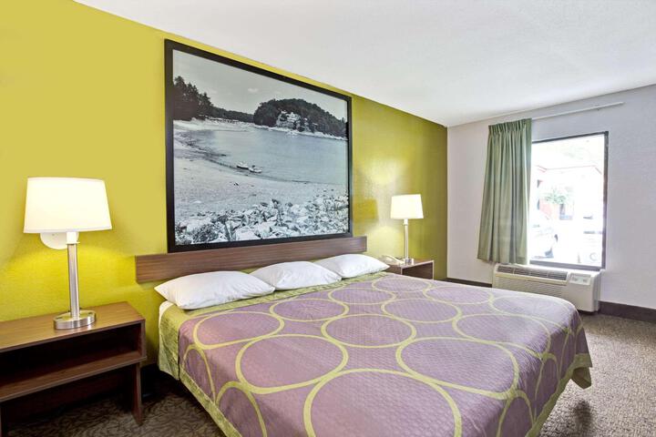 1 King Bed (4 of 15)