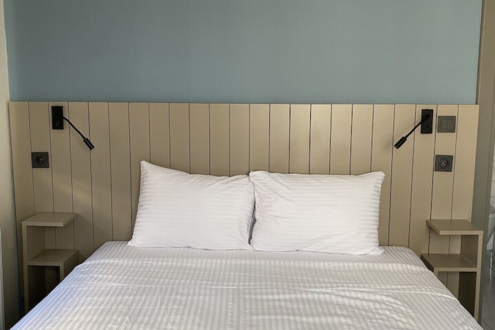 Room 8 of 16
