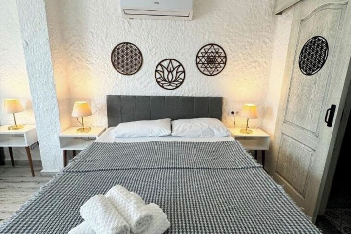 Room 13 of 19