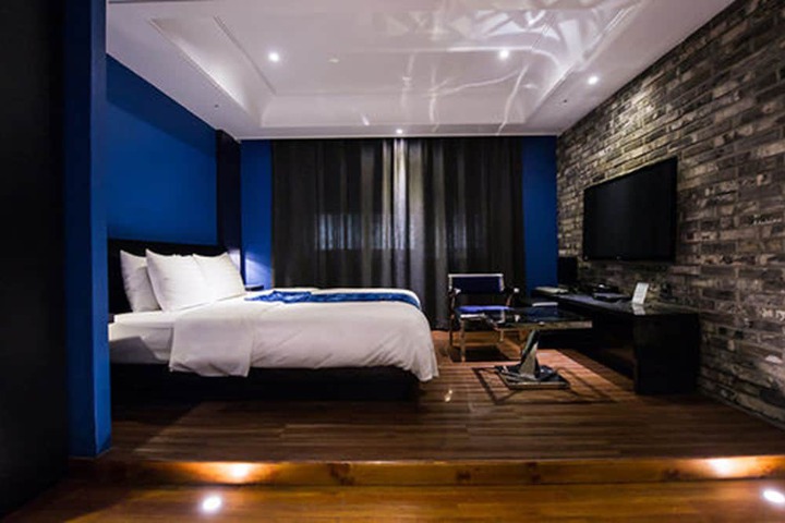 Room 9 of 69