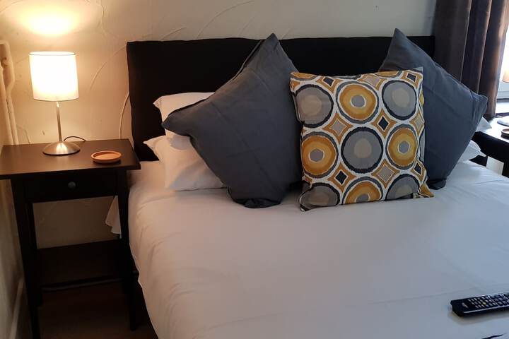 Room 4 of 16