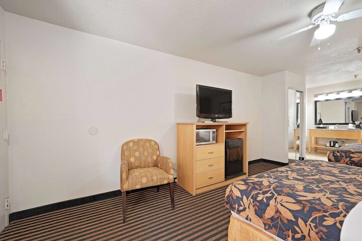 2 Queen Beds High Speed Internet Accessible Microwave and Refrigerator Safe Full Breakf (16 of 34)