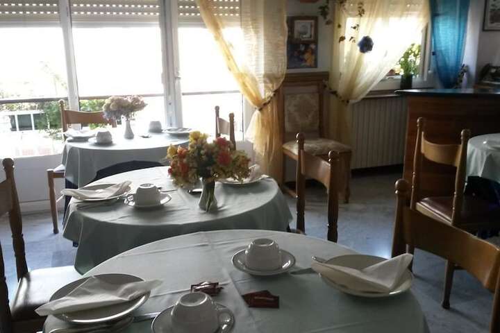 Dining 3 of 10