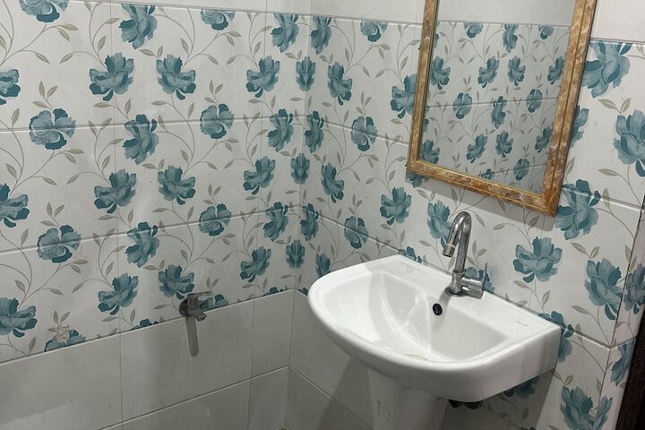 Room 10 of 12
