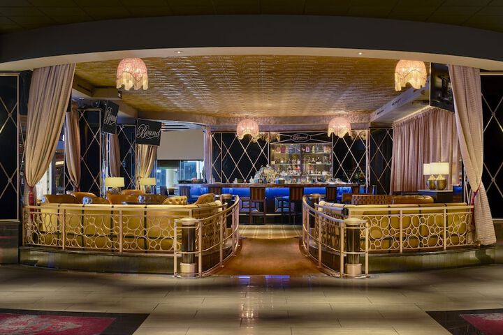Lounge 45 of 52