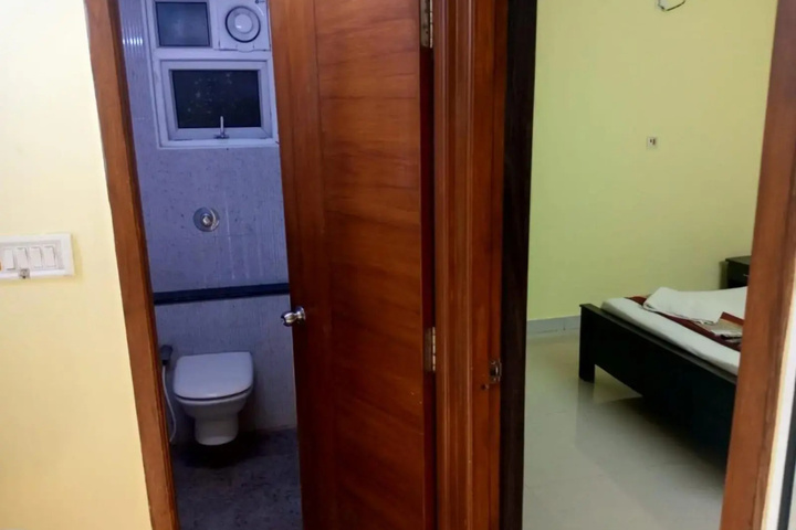 Room 7 of 12