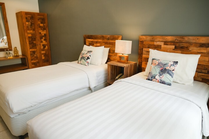 Room 5 of 98