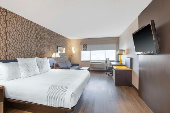 1 King Bed Sofa Bed Microwave and Refrigerator Keurig Coffee Maker Walk in Shower Full Breakfast (1 of 13)