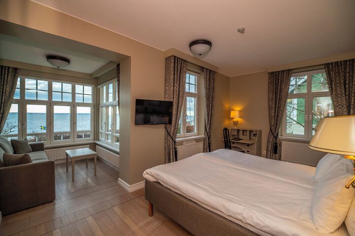 Room 4 of 52