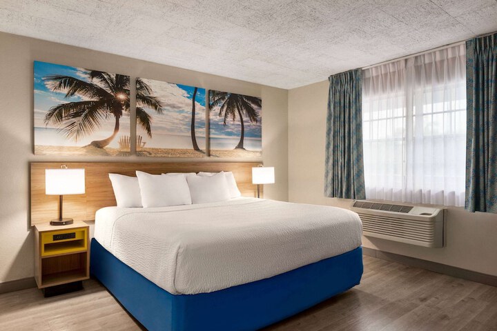 1 King Bed (3 of 5)
