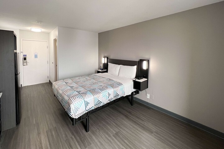 1 Queen Bed Kitchen (10 of 30)