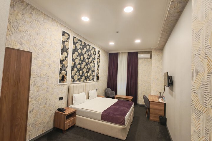 Room 13 of 33
