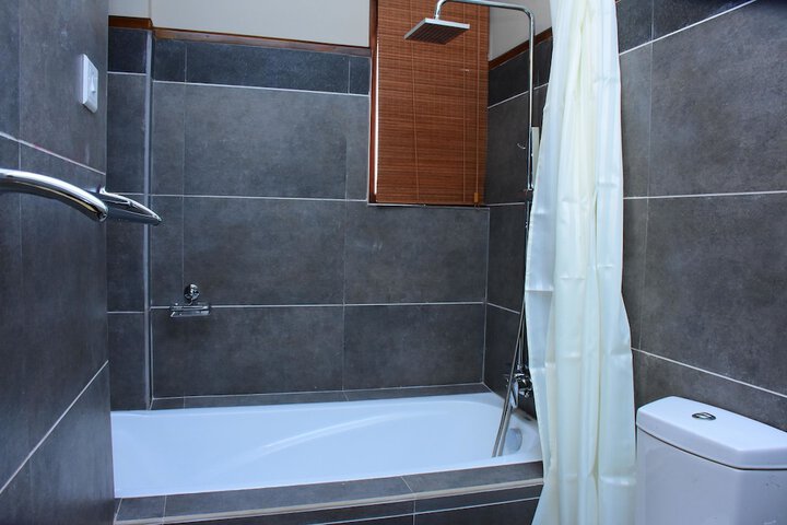 Room 5 of 8