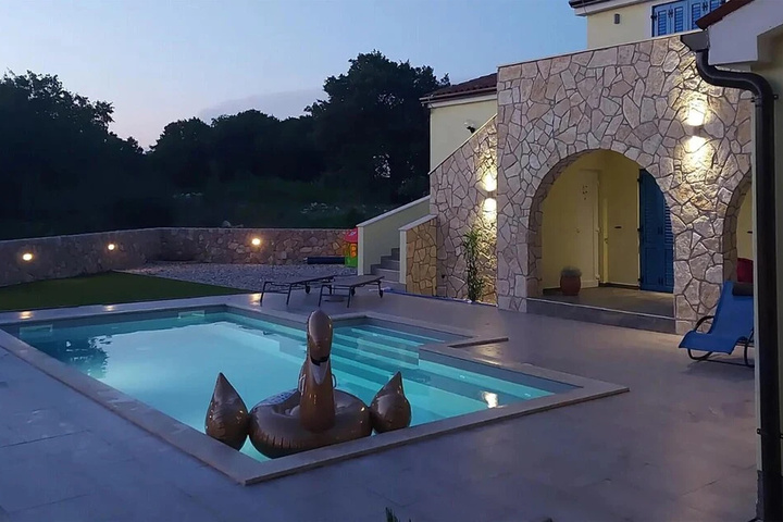 Pool 16 of 27