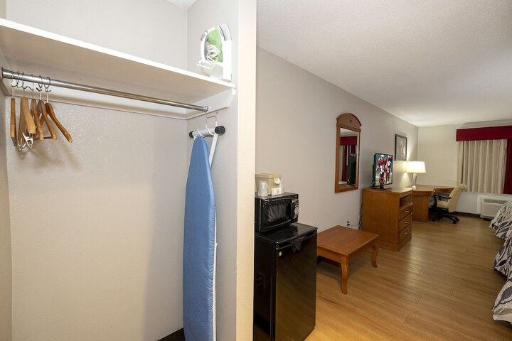 Deluxe Quadruple 2 Queen Beds (7 of 9)